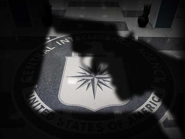 Как связана отставка Коломойского, гибель немецкого самолета и череда самоубийств в ЦРУ?