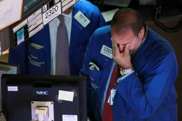 Мир ускоренными темпами распродает американские облигации. В США что-то должно произойти