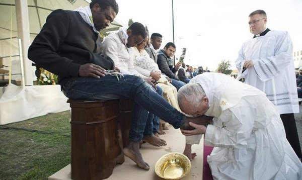 Сверхтолерантность или зачем папа Римский Франциск целует ноги мигрантам