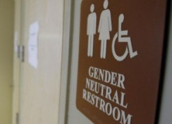 Американский сетевой продавец «Target» потерял почти 20 процентов своей стоимости из-за желания ввести совместные женско-мужские примерочные кабины и туалеты