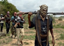 Бойцы американского и британского спецназа вместе с боевиками оппозиционных сил захвачены в плен террористами ИГИЛ в Абу-Кемаль (Сирия)