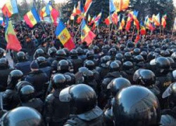 Молдова в экономическом падении пытается догнать Украину