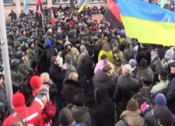 Украину снова заштормило. Административные здания в центре столицы и подъезды к аэропортам блокированы