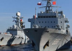 Китай намеревается изменить правила морского судоходства. По одному из нововведений иностранные подводные лодки будут проходить над водой с вывешенными национальными флагами