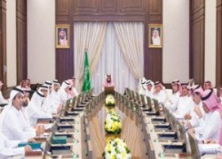 Саудовская Аравия неуклюже пытается объяснить, что вопреки всем слухам наследный принц Салман еще жив