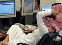 Саудовская Аравия не может продать излишнюю нефть, добываемую под давлением США