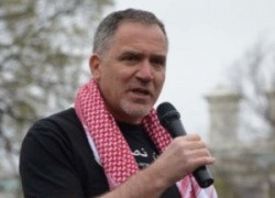 Сын генерала израильской армии борется с сионизмом. Он указывает что режим Израиля уничтожает себя изнутри и ведет себя к обрушению