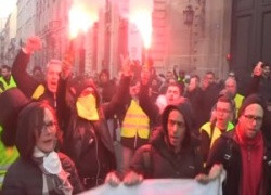 Французы массово и жестко протестуют против повышения цен на топливо