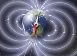 Северный магнитный полюс Земли не только движется быстрее, чем когда-либо, но и ослабевает, оставляя ученых в недоумении