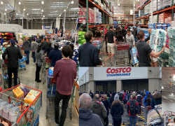 Рост заболевших в США вызвал панику - торговые точки опустошаются