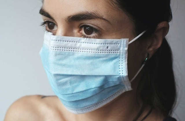Длительное ношение масок для лица вызывает дефицит кислорода в крови, создавая чрезвычайный риск для здоровья