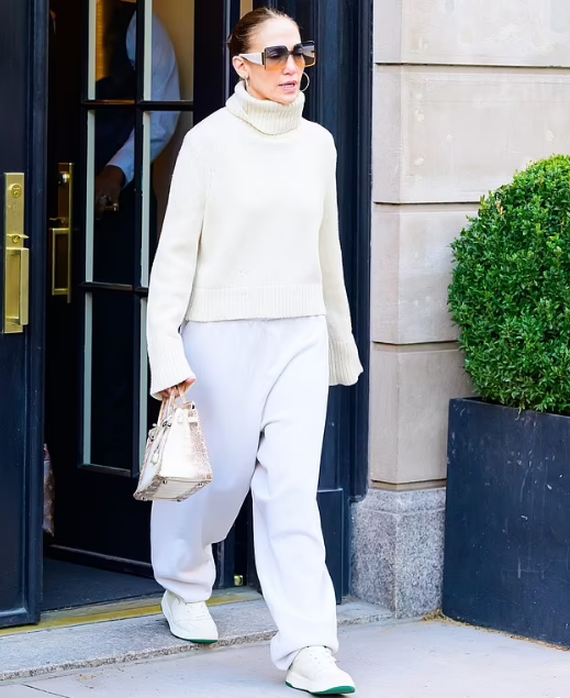 Дженнифер Лопес отправилась на прогулку с сумкой за 40 миллионов рублей