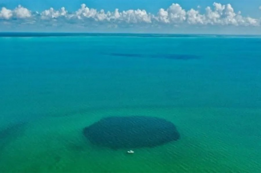  Внутри самой глубокой голубой дыры могут находиться подводные пещеры и туннели