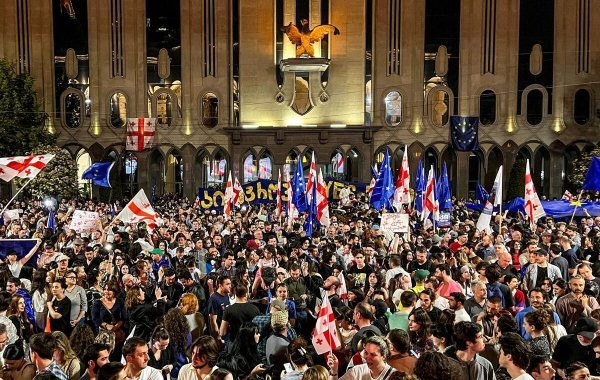 Большинство протестующих в Тбилиси отошли от здания парламента