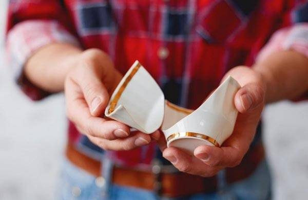 Разбитая посуда и муха в чашке: какие знаки говорят о том, что невероятная удача на подходе