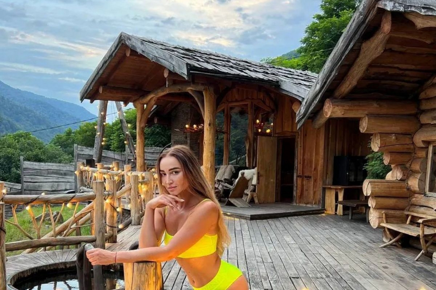 38-летняя Бузова в ярком бикини снялась в бассейне после операции