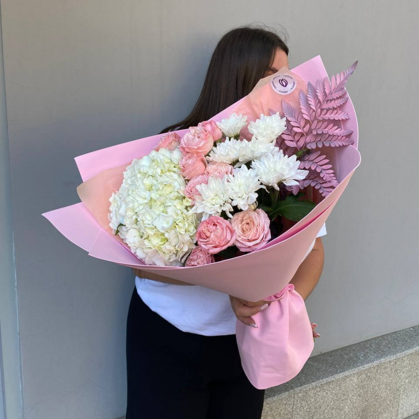 Цветы на первое свидание: какой букет выбрать и как подарить