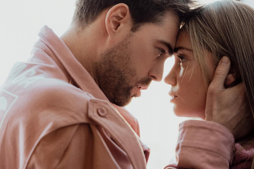 На публике сняли страстный поцелуй Муцениеце и Чуйкова