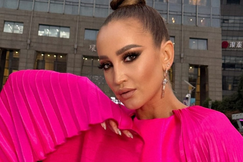 Певица Бузова поцеловала бывшего возлюбленного Даву на съемках шоу