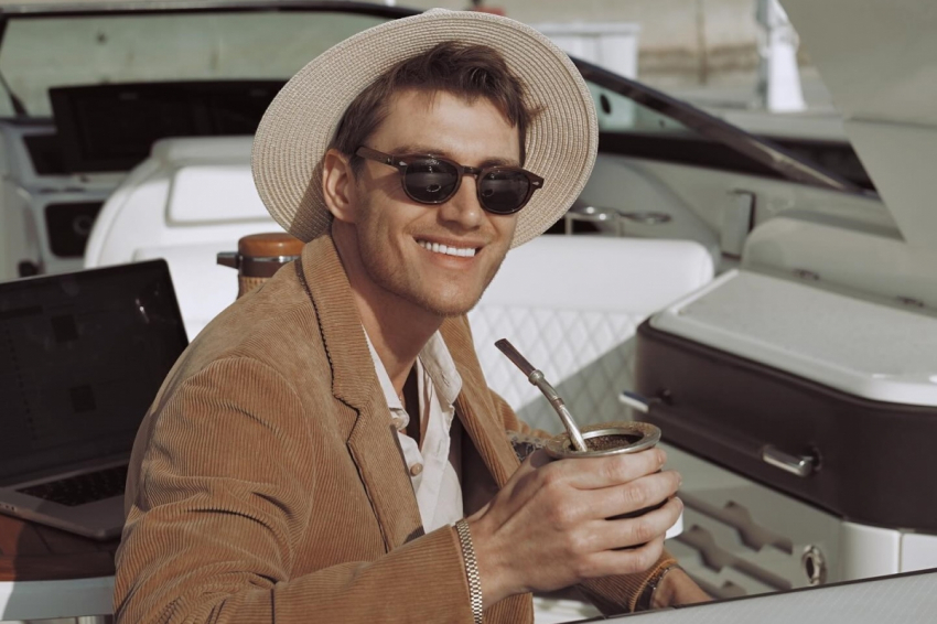 Певец Алексей Воробьев снял на фото американский флаг на стене своего особняка в США