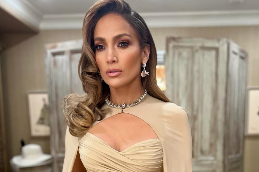 Недовольную из-за проблем с Аффлеком Дженнифер Лопес сняли в одиночестве