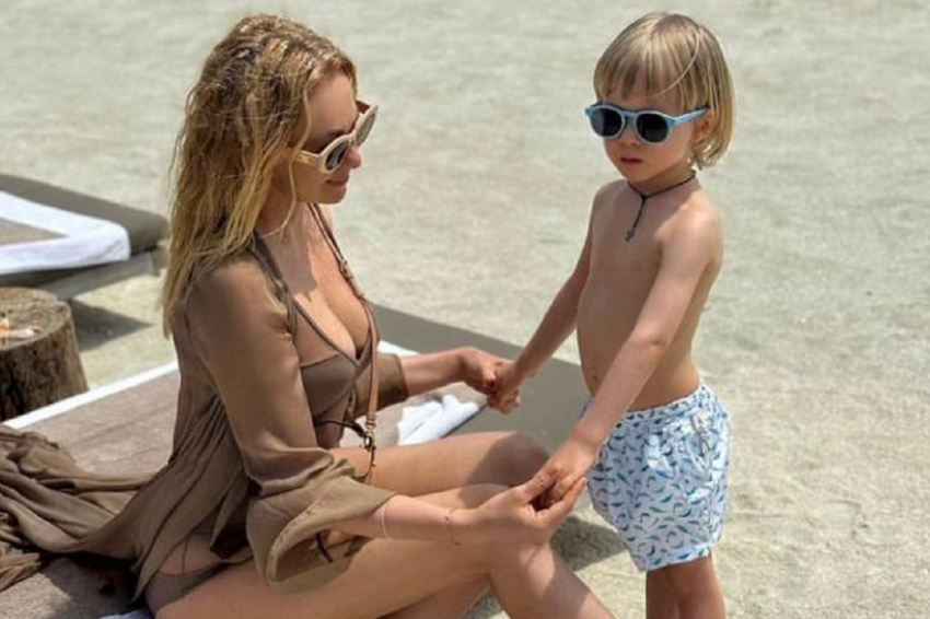 Продюсер Рудковская сняла сына в платье на Мальдивах