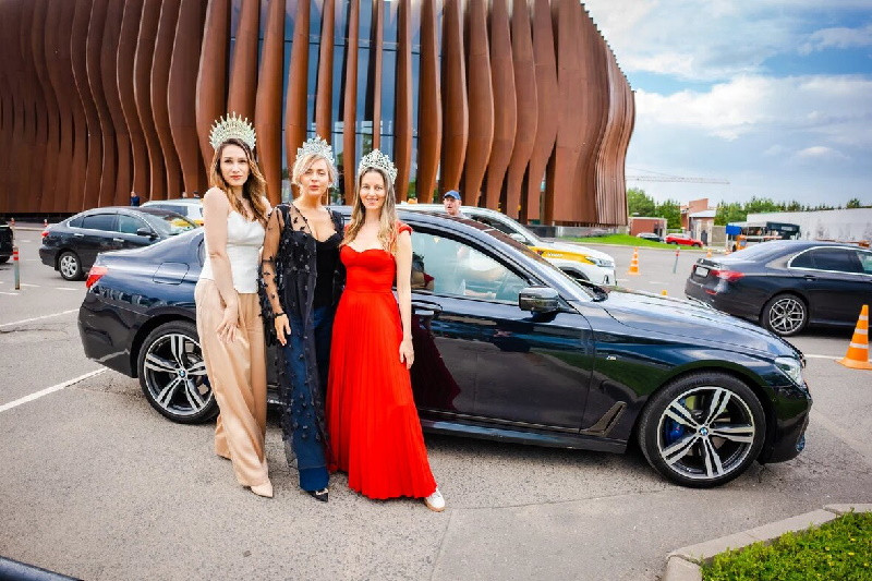 В Москве прошла акция – Королевское такси для участниц национального конкурса 
