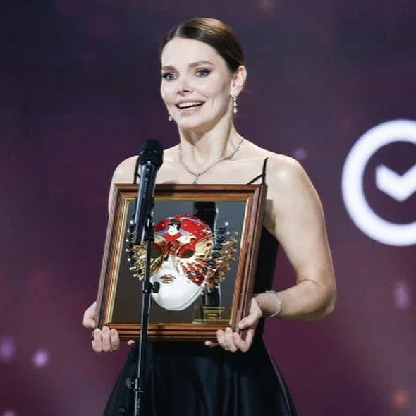 Елизавета Боярская и Максим Матвеев не сдержали своих чувств на «Золотой маске»