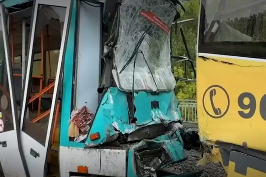 В Кемерове в результате столкновения двух трамваев пострадали десятки человек