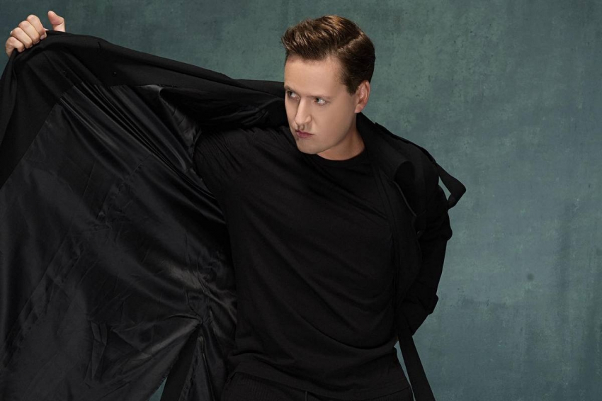 Оставшийся без волос певец Витас увез жену и 3-х детей из России