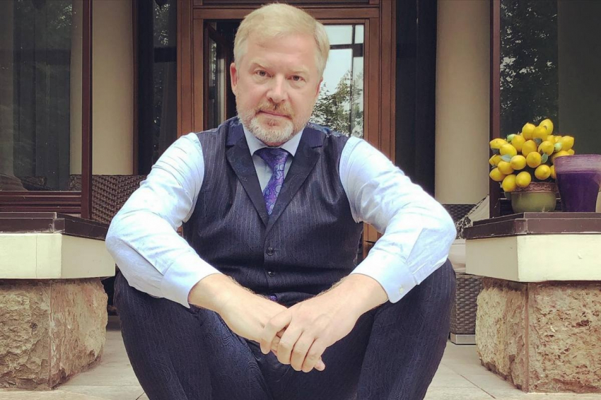 Резко похудевший телеведущий Валдис Пельш впервые за долгое время снялся на публике