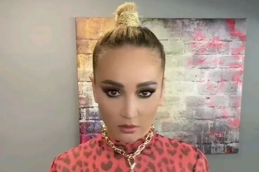 Ольга Бузова снялась на премии МУЗ-ТВ с двумя карликами