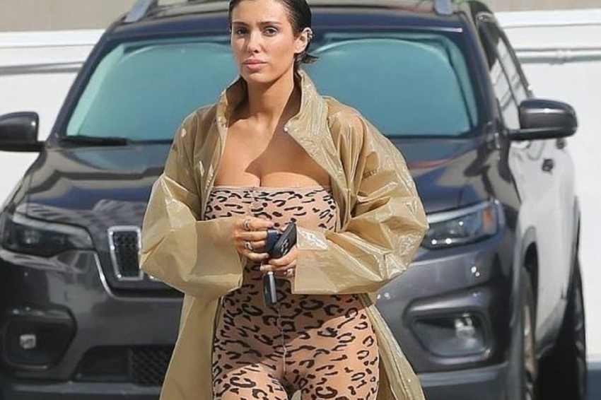 Голую Бьянку Цензори сняли в прозрачном плаще без белья в ресторане