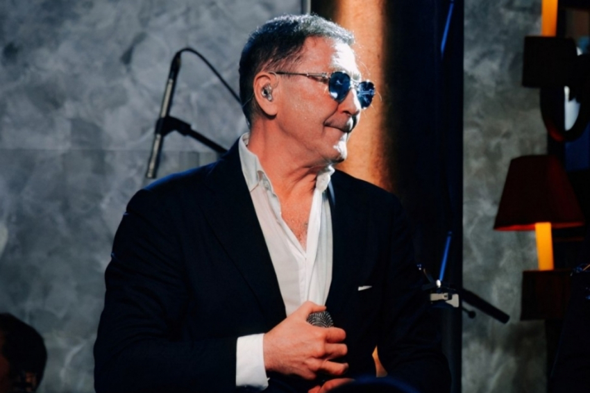 Григорий Лепс вышел в свет с 18-летней возлюбленной и снялся на первых фото