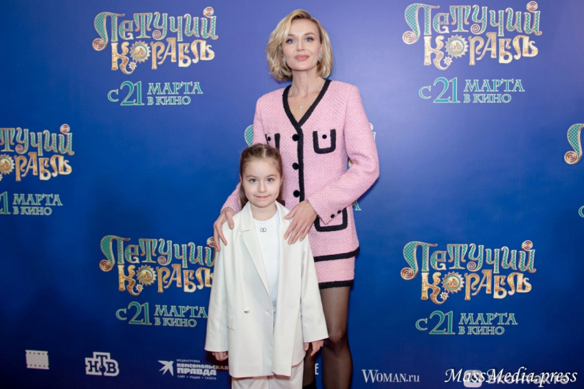 Гагарина вывела 7-летнюю дочь Мию, лицо которой не показывала много лет, на сцену