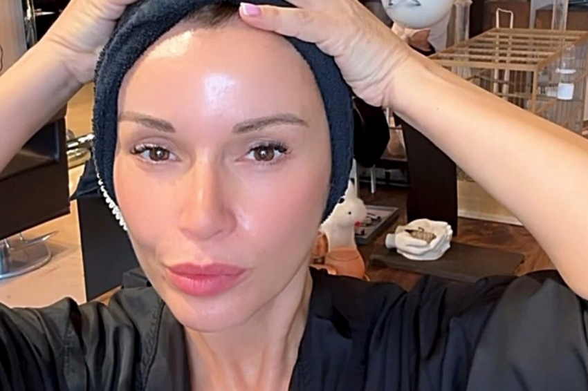 46-летняя Ольга Орлова снялась без одежды в прозрачной ванной