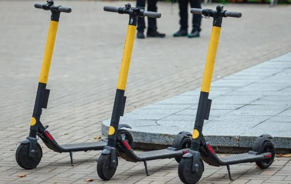 Госдума рассмотрит введение крупных штрафов для нарушающих ПДД водителей электросамокатов