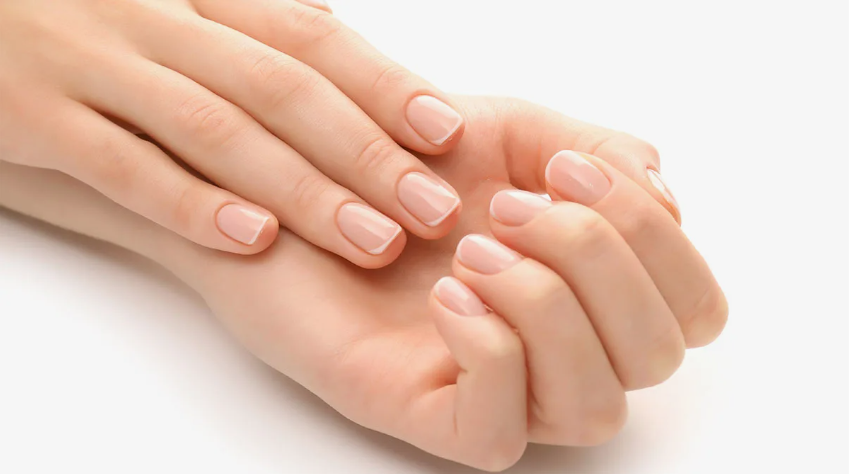 Как выглядит «чистый» маникюр, который в 2024 году делают все модницы