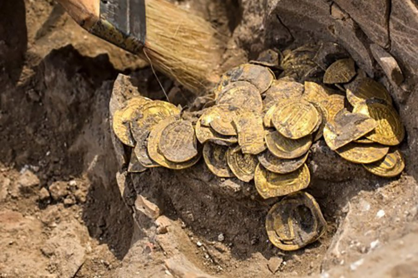 В Болгарии нашли более 500 древних монет и золотой шаблон для ювелирных изделий