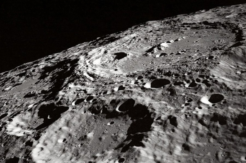 Nature: поверхность Луны когда-то была покрыта расплавленной магмой