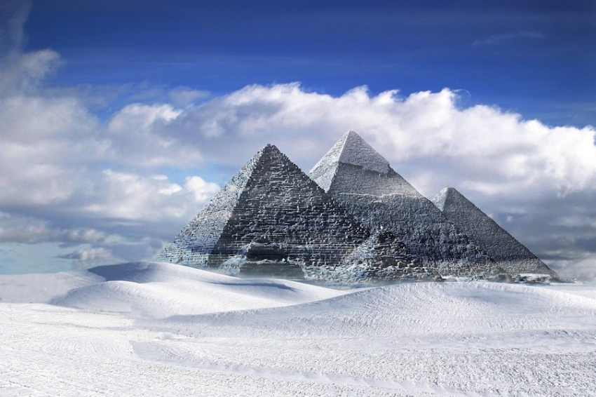 Загадочные объекты зависли над пирамидами: но не НЛО, а EPB