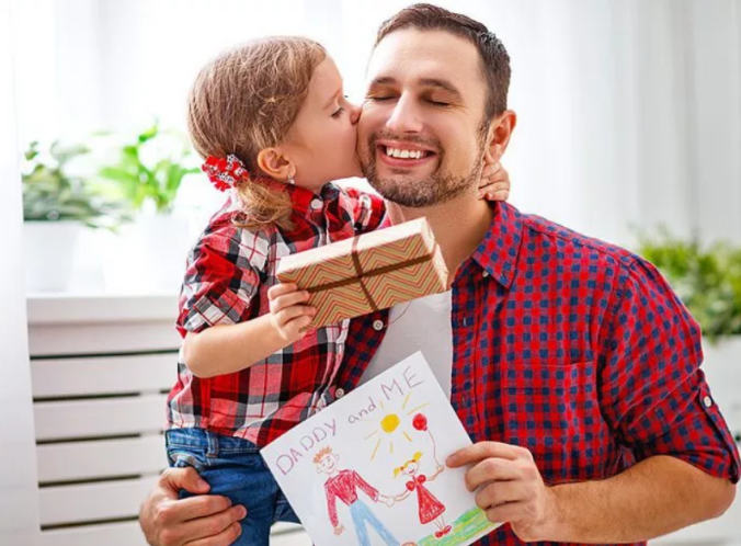 День отца 2024: когда отмечают россияне, традиции празднования