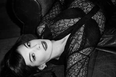 Энн Хэтэуэй в честь своего 42-летия снялась в полупрозрачном кружевном комбинезоне