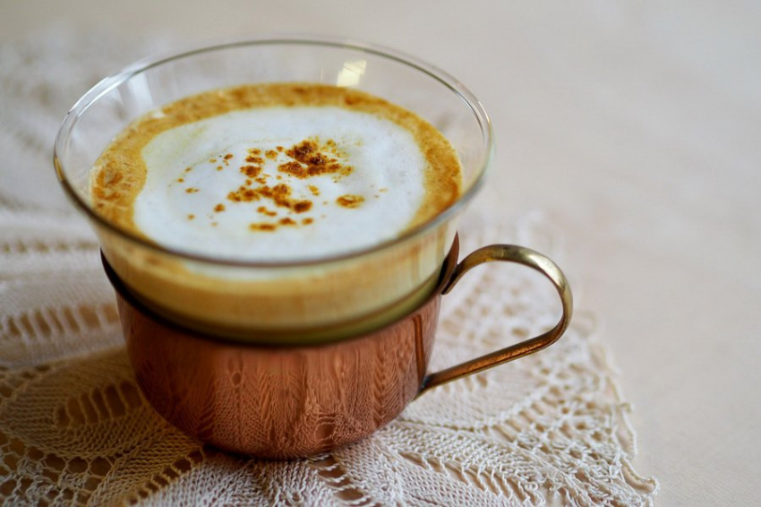 От иммунитета до настроения: названы 10 полезных свойств "золотого молока"