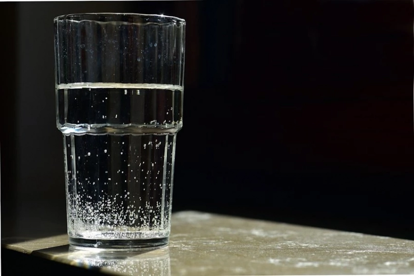 Стакан воды по утрам может: польза и вред