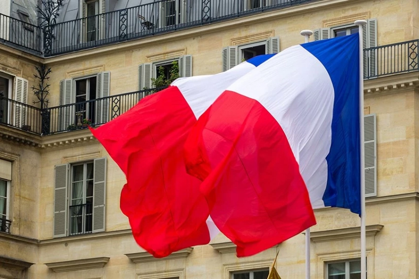 Макроновское правительство оказалось под перекрестным огнем