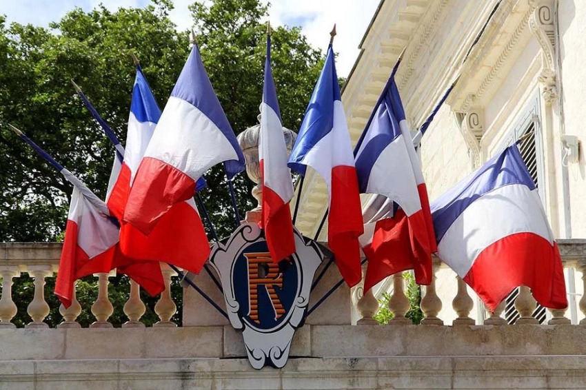 Правительству Франции вынесли вотум недоверия