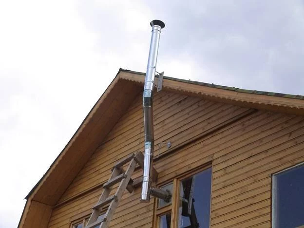 Народный способ: вот что нужно сжечь в печке, чтобы дымоход прочистился сам