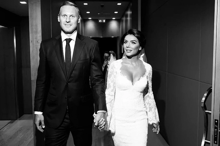 Анна Седокова возвращается на сцену после смерти мужа: певица тайно выступает на частных мероприятиях