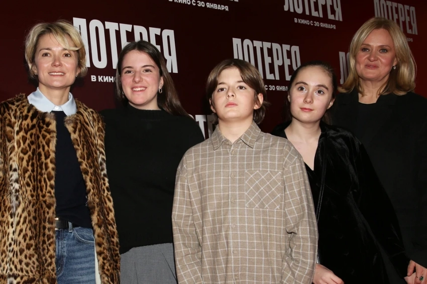 Анна и Надежда Михалковы привели своих детей на премьеру фильма «Лотерея»